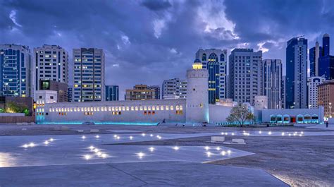 DISCOVER ABU DHABI .